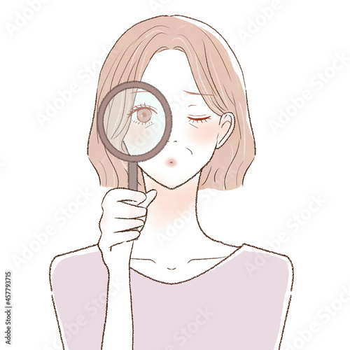 ルーペを使ってチェックしている中年女性
