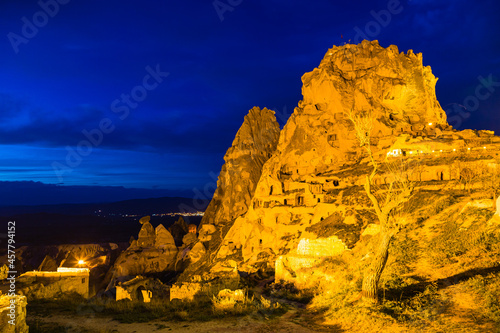 トルコ カッパドキアのライトアップされた夜のウチヒサール城