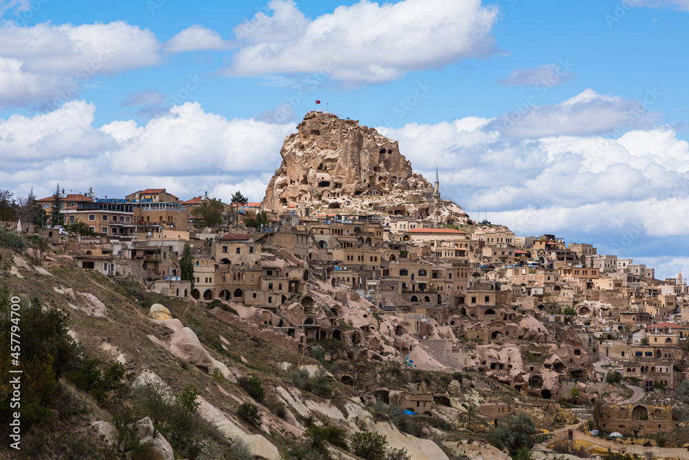 トルコ　カッパドキアの鳩の谷から見えるウチヒサール城と下に広がる奇岩群と洞窟住居