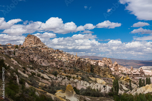 トルコ カッパドキアの鳩の谷から見えるウチヒサール城と下に広がる奇岩群と洞窟住居
