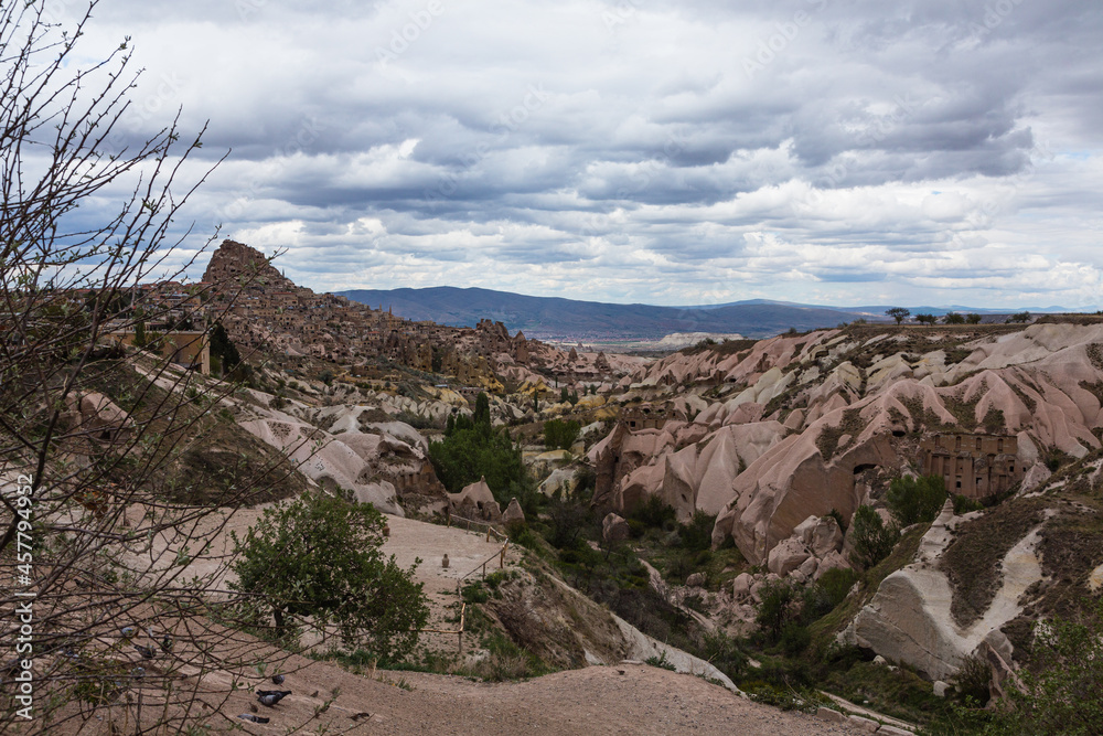 Fototapeta premium トルコ カッパドキアのウチヒサール城と鳩の谷の奇岩群と洞窟住居