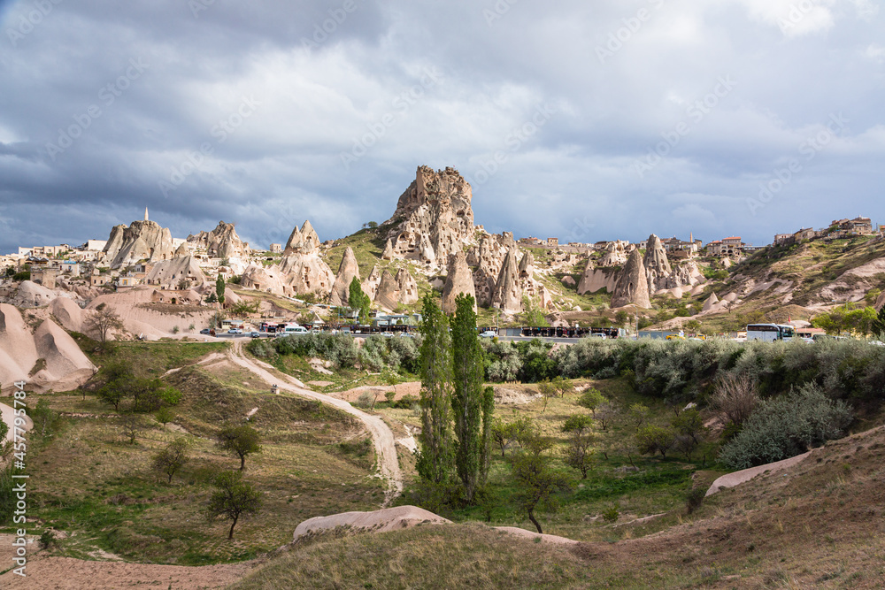 トルコ　カッパドキアのウチヒサール城と下に広がる奇岩群と洞窟住居