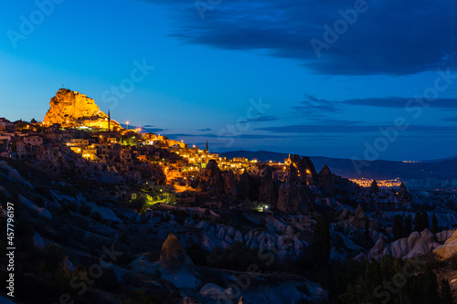 トルコ カッパドキアの鳩の谷からみた夜のウチヒサール城 