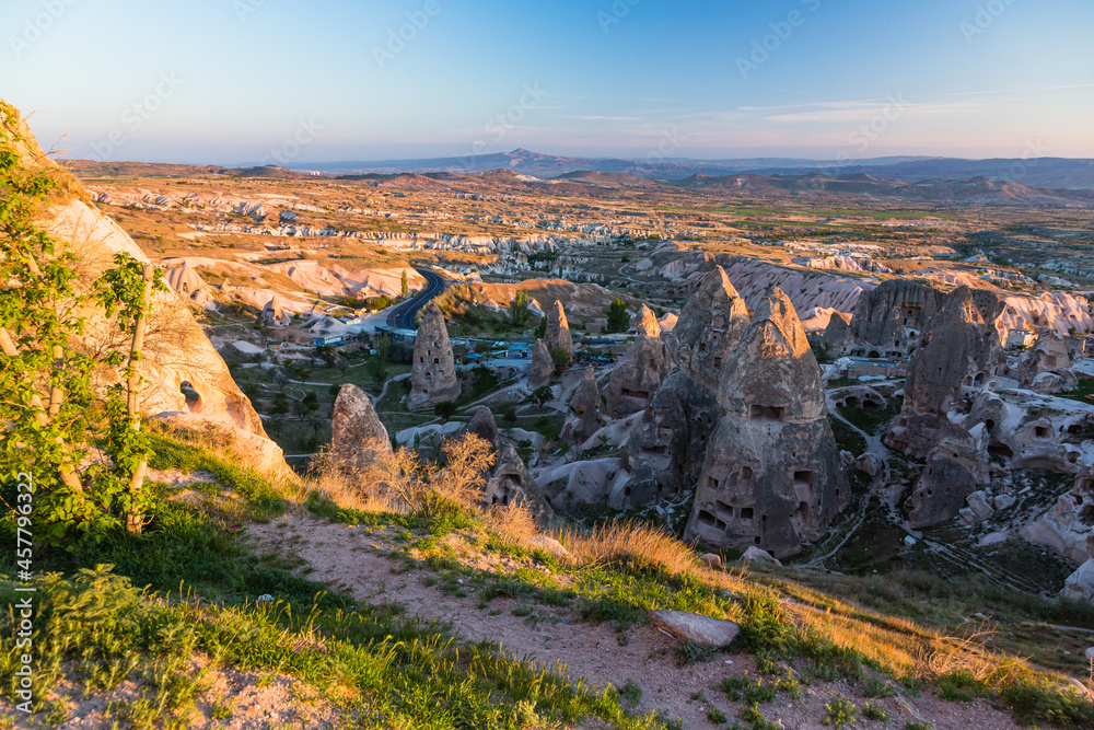 トルコ　早朝のカッパドキアのウチヒサール城から見える奇岩群と洞窟住居