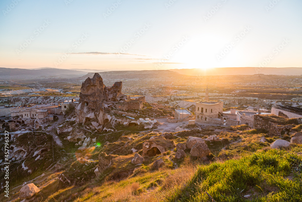 トルコ　カッパドキアのウチヒサール城から見える奇岩群と洞窟住居と朝日