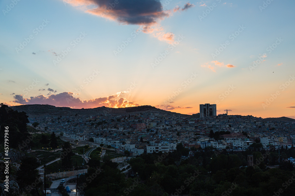 トルコ　シャンルウルファのシャンルウルファ城の丘から見える街並みと夕焼けで染まった空