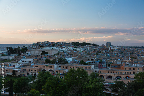 トルコ　シャンルウルファの夕方のシャンルウルファ城の丘から見える街並み © pespiero