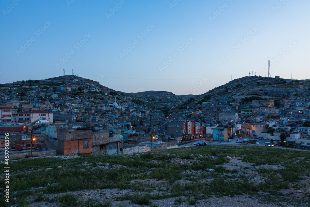 トルコ　シャンルウルファの丘から見える夕暮れ時の旧市街の街並み