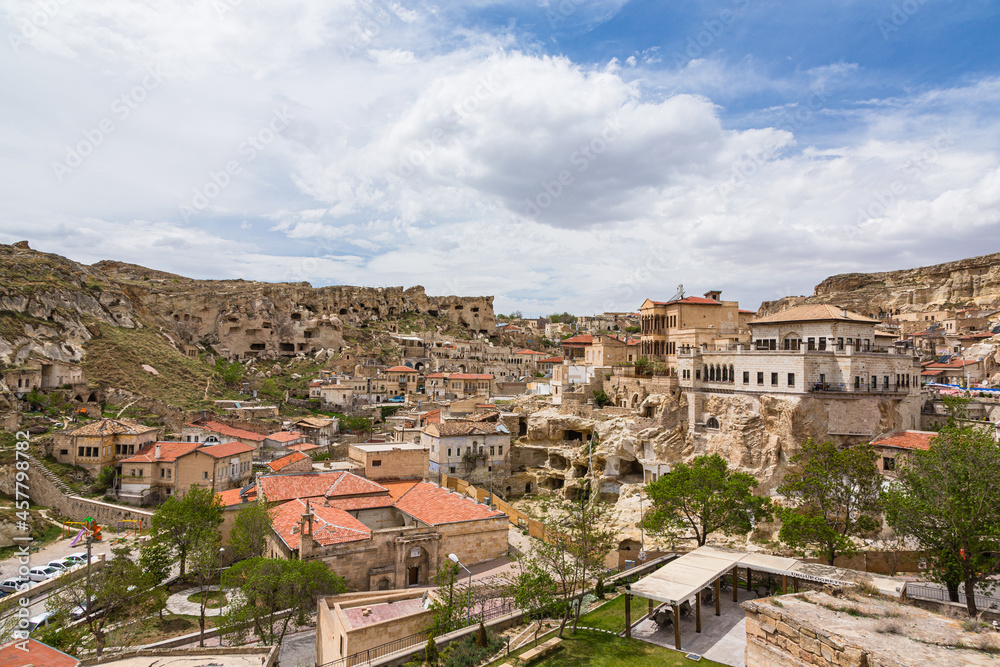 トルコ　世界遺産のカッパドキアの観光拠点のユルギュップの街並みと洞窟住居