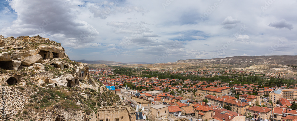 Naklejka premium トルコ カッパドキアの観光拠点のユルギュップの丘から見える街並みと洞窟住居 