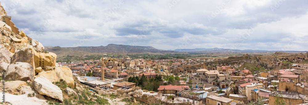 Naklejka premium トルコ カッパドキアの観光拠点のユルギュップの丘から見える街並みと洞窟住居