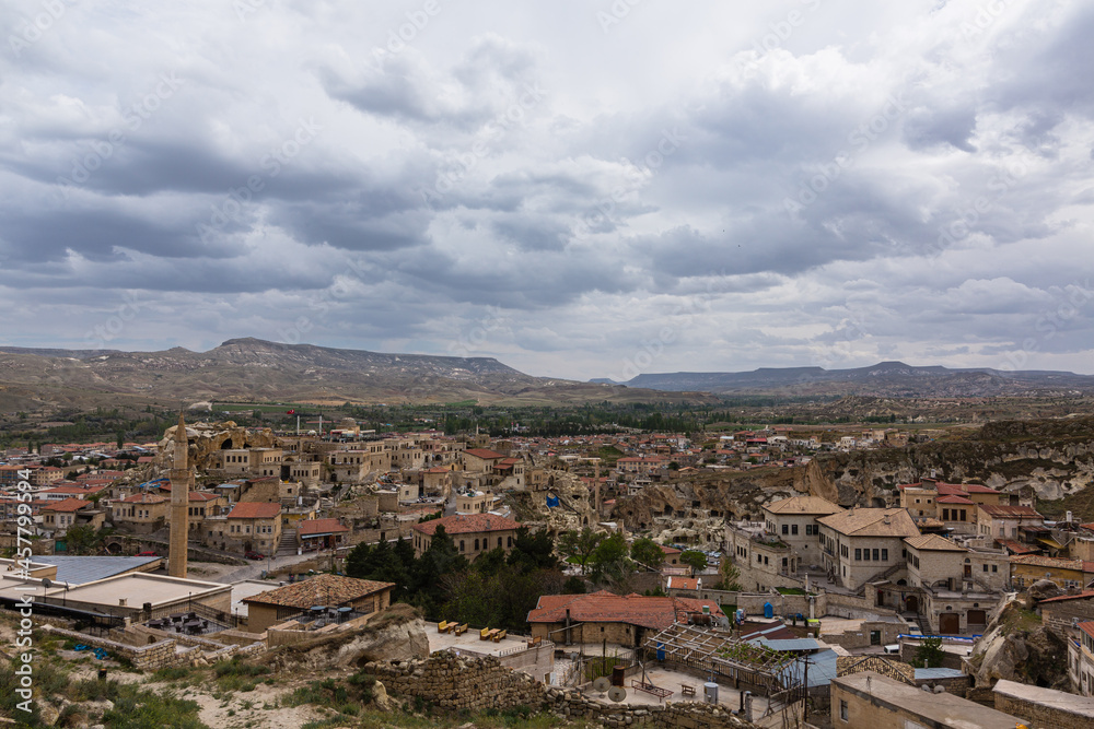 トルコ　カッパドキアの観光拠点のユルギュップの丘から見える街並みと洞窟住居