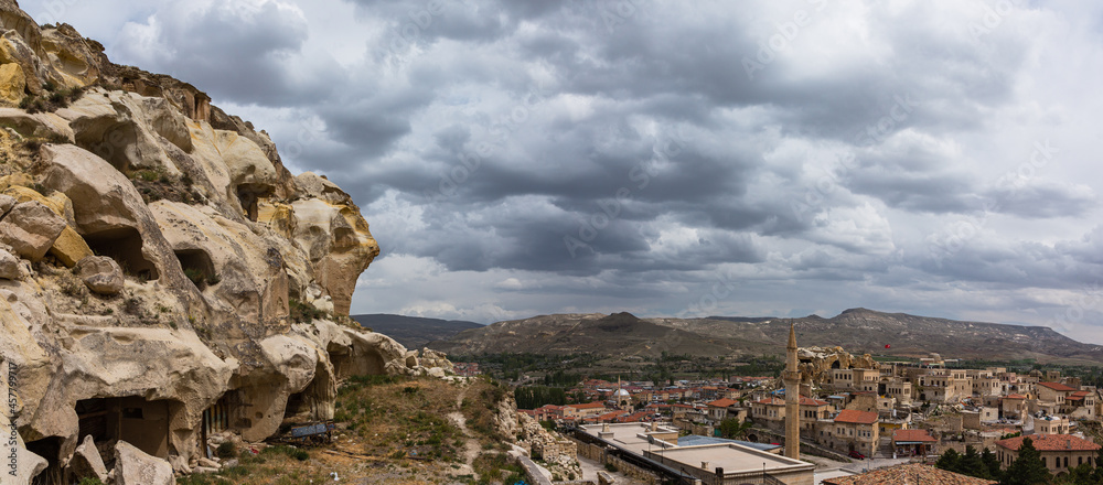 Naklejka premium トルコ カッパドキアの観光拠点のユルギュップの丘から見える街並みと洞窟住居