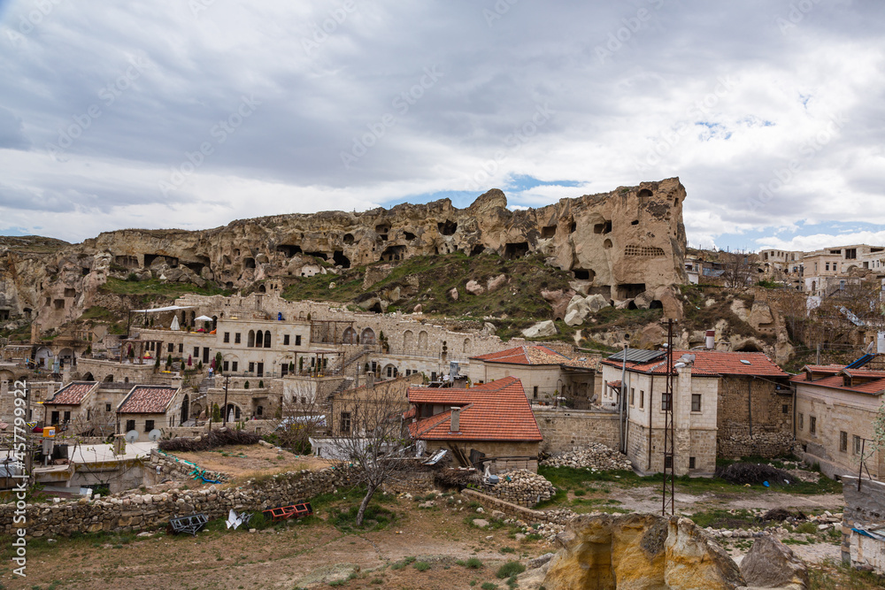 トルコ　カッパドキアの観光拠点のユルギュップの街並みと洞窟住居