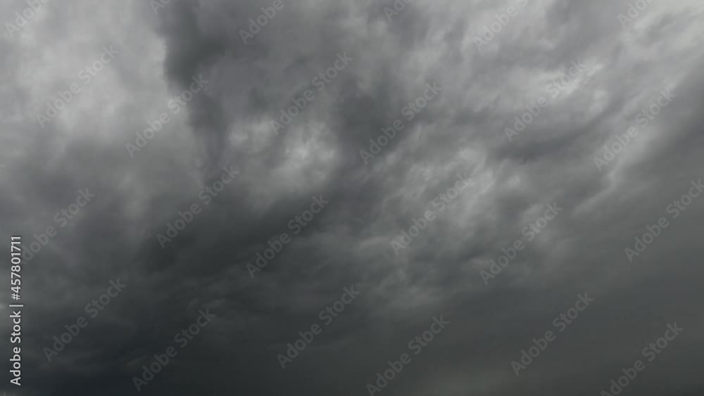Aufziehende dunkle Schauerwolken im Zeitraffer