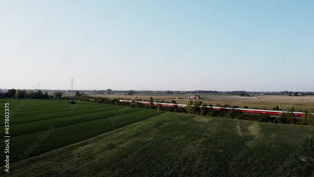 Treno alta velocità Frecciarossa in transito Treno alta velocità Frecciarossa in transito