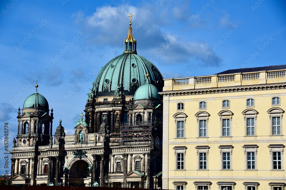 Obraz premium Humboldt Forum mit Berliner Dom im Hintergrund
