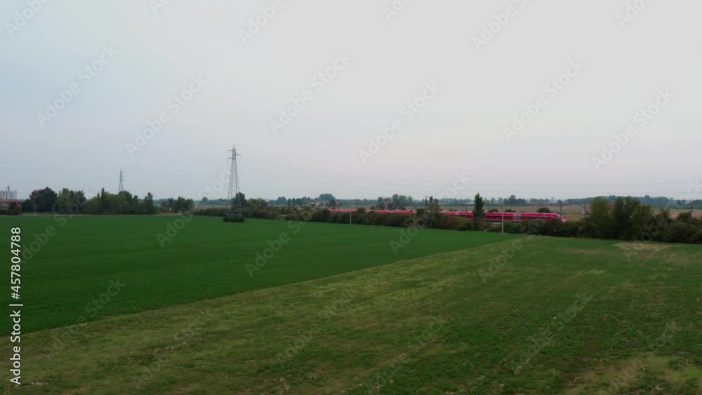 Treno alta velocità Frecciarossa in transito Treno alta velocità Frecciarossa in transito