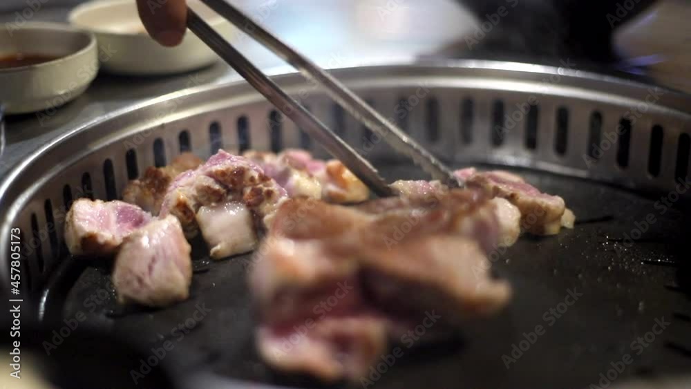 한국 정통 삼겹살을 숯불에 맛있게 굽는 모습 상추와 쌈장 마늘등에 싸서 먹는다 한국 정통 삼겹살을 숯불에 맛있게 굽는 모습 상추와 쌈장 마늘등에 싸서 먹는다