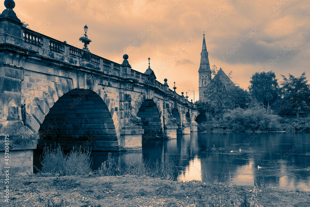 Obraz premium The English Bridge spanning the River Severn in Shrewsbury, Shropshire, England. With the United Reformed Church