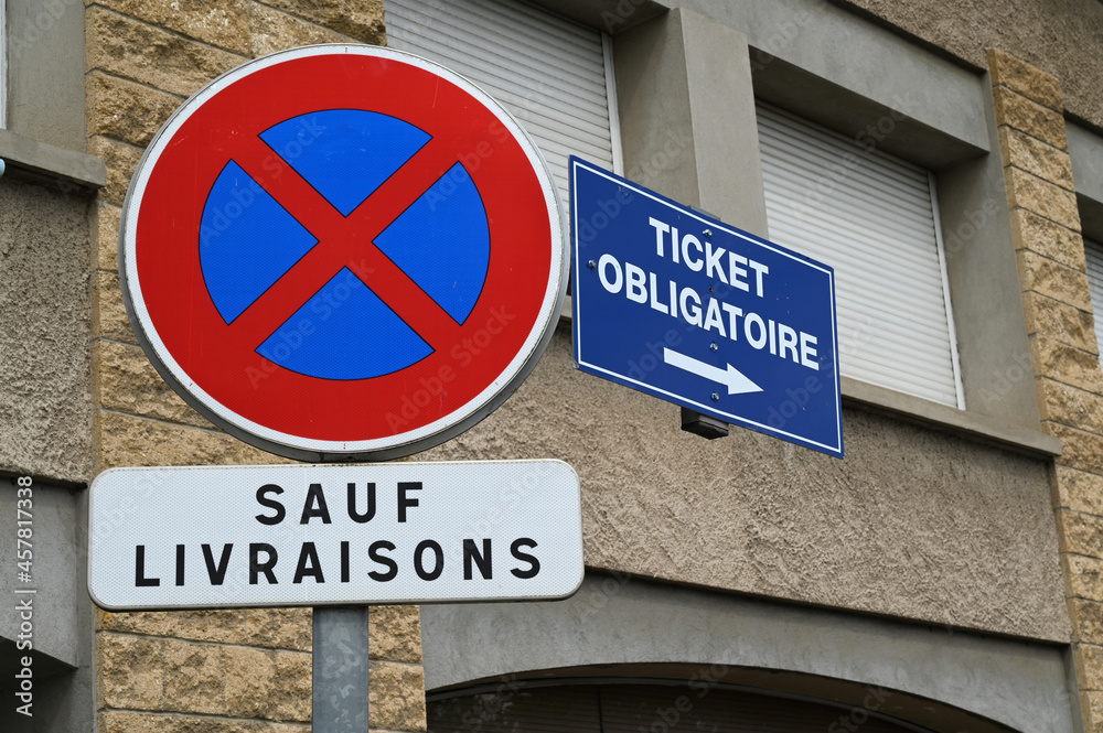 Panneau de signalisation routière français indiquant une interdiction de stationner sauf pour