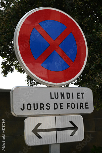 Panneau de signalisation routière français indiquant une interdiction de stationner le lundi et les jours de foire photo