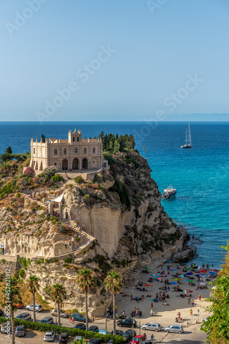 klasztor na szczycie skały na tle przepięknego, spokojnego morza