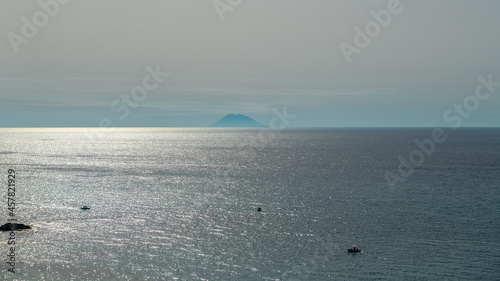 czynny wulkan Stromboli widziany z plaży w Tropea w Kalabrii