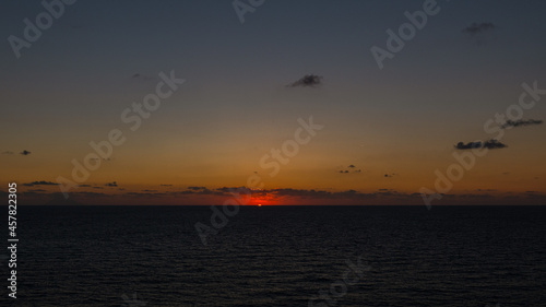 zachód słońca przy wulkanie Stromboli widocznym na horyzoncie