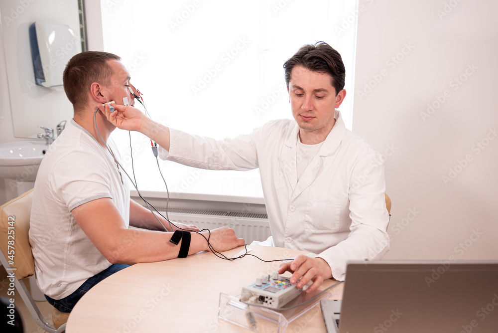 Obraz premium Patient nerves testing using electromyography at medical center