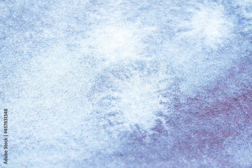 Abstrakter blauer Aquarellhintergrund mit weißen Strukturen, die wie Schneeflocken aussehen