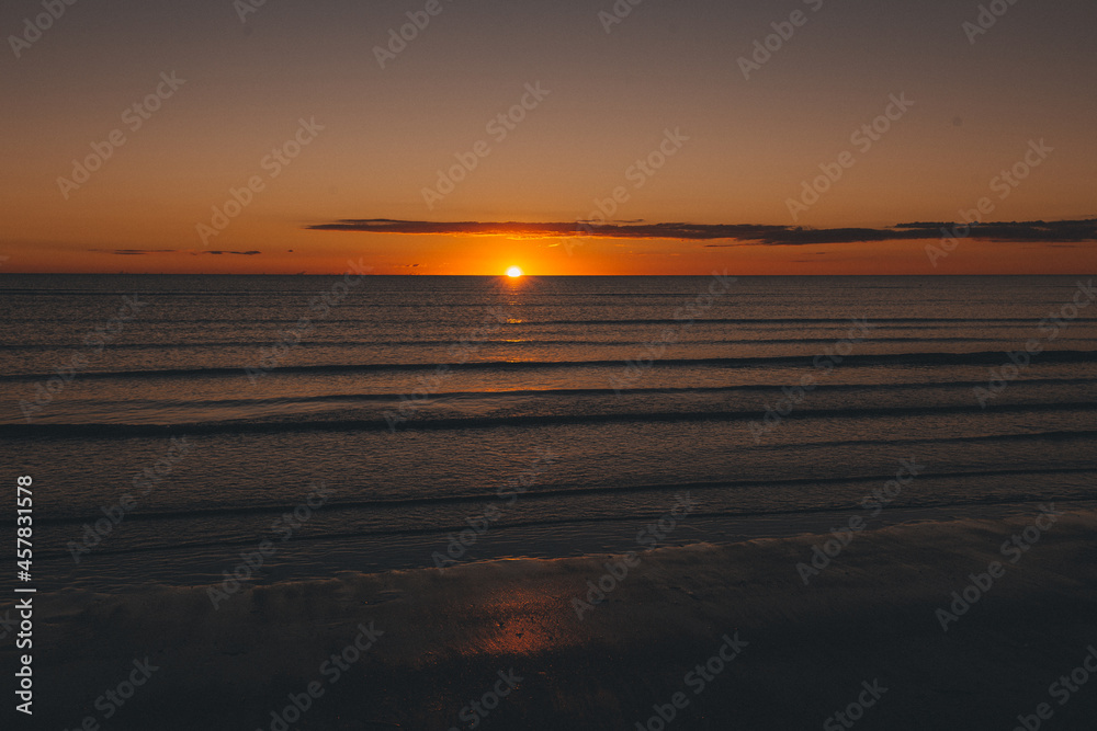 Sonnenuntergang an der Nordsee am Strand der Insel Rømø in Dänemark