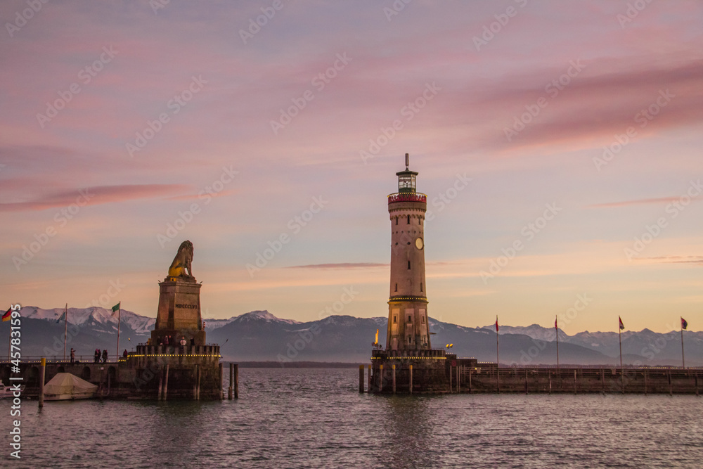 Leuchtturm an der Hafeneinfahrt auf der Insel Lindau am Bodensee