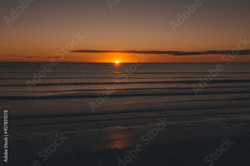 Sonnenuntergang an der Nordsee am Strand der Insel R  m   in D  nemark