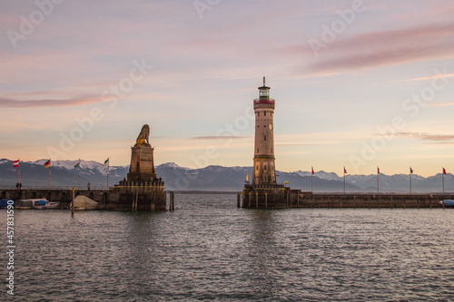 Leuchtturm an der Hafeneinfahrt auf der Insel Lindau am Bodensee