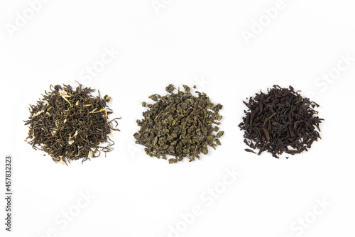 Canvastavla dry black tea,scented tea and green tea leaf isolated on white background
