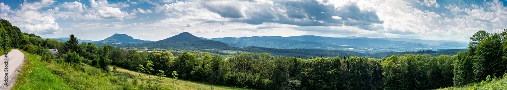 Panoramique de 180° dans les Vosges sur un ciel nuageux en plein été