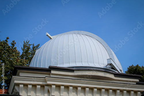 Blick auf eine Kuppel von einer Sternwarte.
