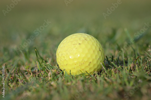 Nahaufnahme eines Golfball auf einem Golfplatz. photo