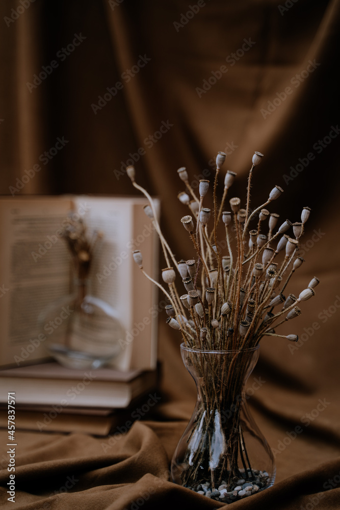 Libro antigüo con jarrón cristal de amapolas