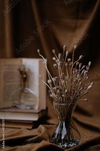 Obraz na płótnie Libro antigüo con jarrón cristal de amapolas w salonie