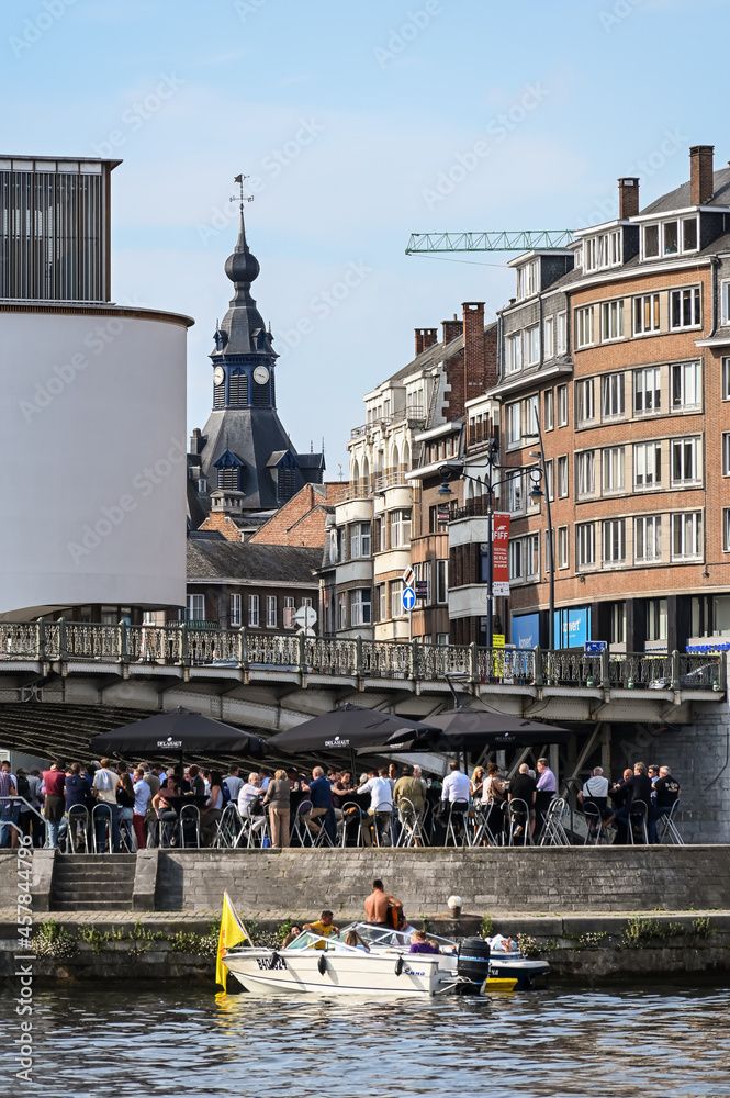 Belgique Namur Wallonie foule fete passerelle pont enjambée eglise monument patrimoine religion 