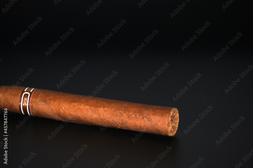 Kubanische Zigarre freigestellt auf schwarzem Hintergrund