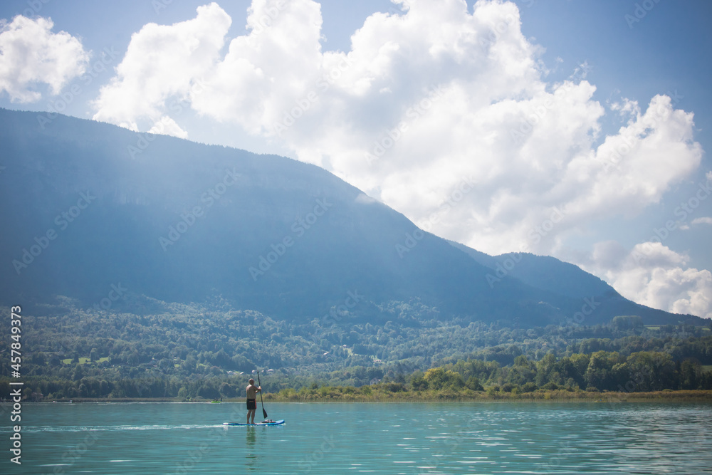 Le lac d'Aiguebelette est un lac naturel situé en France dans le département de la Savoie en région Auvergne-Rhône-Alpes. Ses eaux turquoise sont magnifiques pour la baignade.