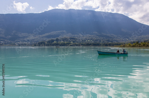 Le lac d'Aiguebelette est un lac naturel situé en France dans le département de la Savoie en région Auvergne-Rhône-Alpes. Ses eaux turquoise sont magnifiques pour la baignade. © jef 77