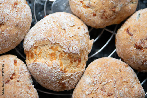 homemade, luftige Leinsamen-Kürbiskerne-Kümmel-Sesam-Käse-Mohn Semmeln, glutenfrei 