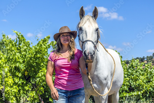 Obraz na plátně frau, pferd, natur, mensch und tier, mensch und pferd, frau und pferd, blaue him