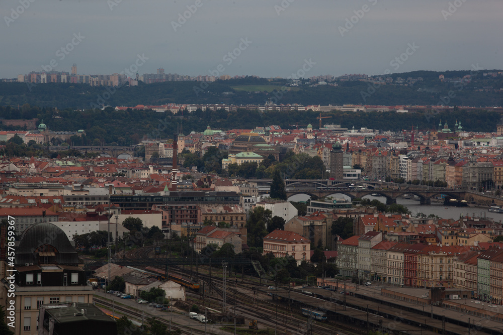 Obraz premium Une vue panoramique du centre de Prague. Les bâtiments historiques de Prague le long de la rivière Vltava, le théâtre national dans les collines environnantes.