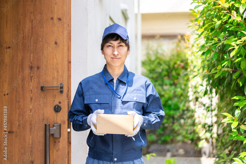 爽やかな雰囲気の宅配便デリバリースタッフ
