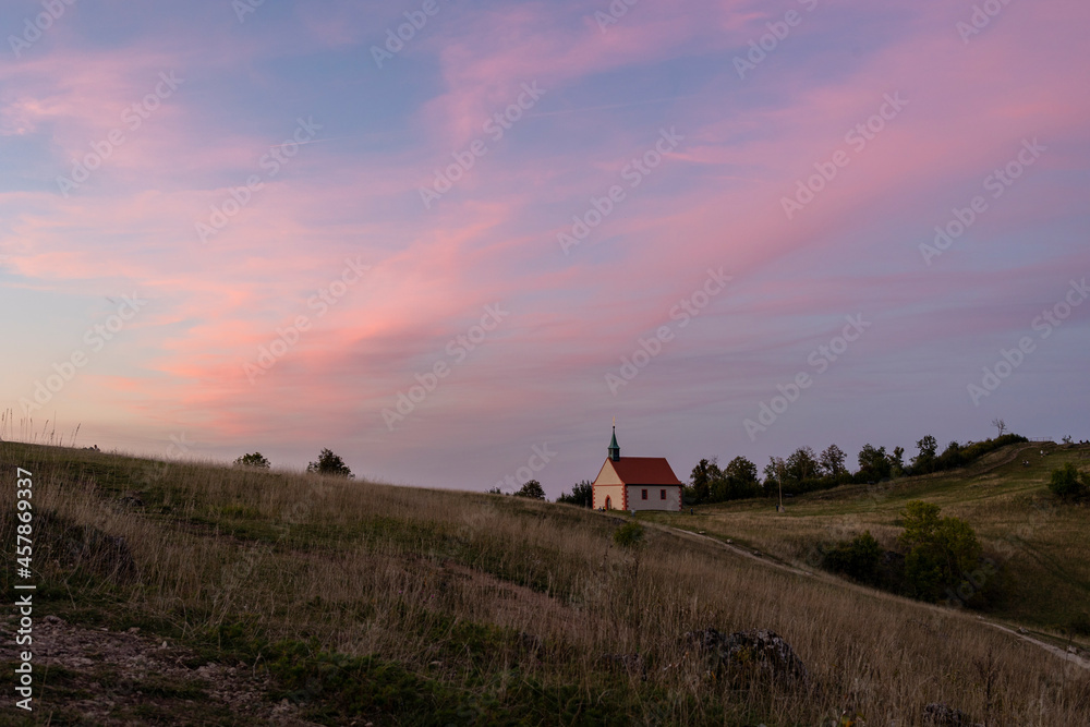 Fototapeta premium 12.09.2021, GER, Bayern, Walberla: Walburgis Kapelle auf dem Ehrenbürg (Walberla) am Abend.